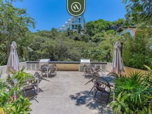 Κήπος έξω από το Luxury 2 BR Condo in the Jungle - Oceanview Pool