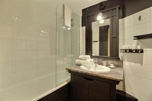 a bathroom with a sink and a shower at ARC 1950, Appartement 2 chambres 6 personnes, Skis aux pieds, Sauna, Hammam, Jacuzzi, Piscine intérieure et extérieure in Arc 1950 +24 photos