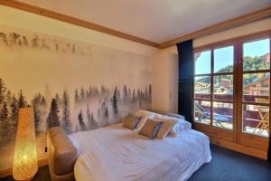 a bedroom with a bed with a forest mural on the wall at ARC 1950, Appartement 2 chambres 6 personnes, Skis aux pieds, Sauna, Hammam, Jacuzzi, Piscine intérieure et extérieure in Arc 1950