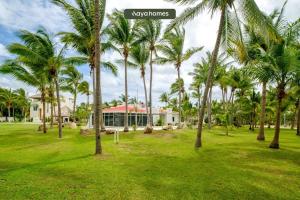 un parc avec des palmiers en face d'un bâtiment dans l'établissement Amazing House -Private Pool - Tennis - Paddle Cour, à Acapulco