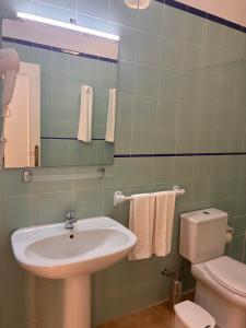 Et badeværelse på Apartamentos Jardín del Conde + 22 billeder