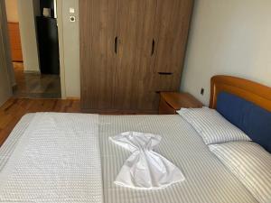 un letto con un vestito bianco sopra di Billy's House a Nea Moudania