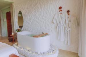 y baño con bañera y albornoz en la pared. en Casa Natu Ilhabela Mirante, en Ilhabela 78 fotos más