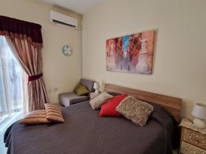 une chambre avec un lit et une fenêtre dans l'établissement Saracini's Homestay, à Attard 68 autres photos