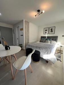 Una cama o camas en una habitación de Depto Nuevo Exclusivo con Estacionamiento