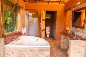 Afbeelding uit fotogalerij van Sharp Island Gorilla Lodge, Lake Bunyonyi in Kashasha