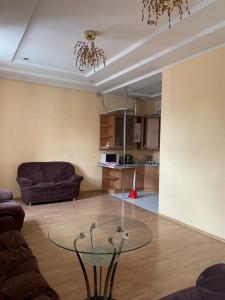 una sala de estar con una mesa de cristal en una habitación en Good Dreams Mini Otel, en Kiev 10 fotos más