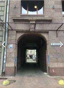 Una entrada a un edificio de ladrillo con un túnel en Good Dreams Mini Otel, en Kiev