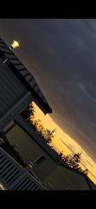 Lytchett MinsterにあるWillerby Escapesの夕日を背景にした家