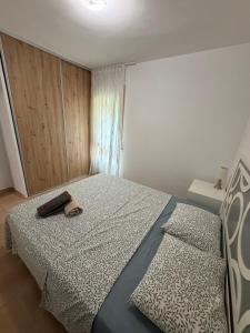 een slaapkamer met een bed en twee kussens erop bij Residencia Guardemar in Miami Platja +25 foto's