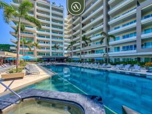 Bazén v ubytování Luxury 2 BR Condo near Golf Courses and Marina nebo v jeho okolí