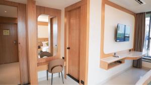 un baño con lavabo y espejo en hotel Green view, en Baharampur 26 fotos más