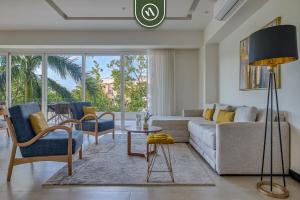 Posezení v ubytování Luxury 2 BR Condo near Golf Courses and Marina