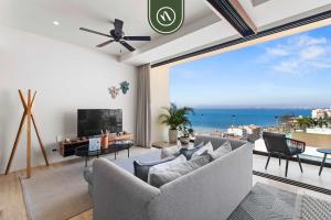 Μια τηλεόραση ή/και κέντρο ψυχαγωγίας στο Luxury Oceanview Condo - Rooftop Pool - Downtown