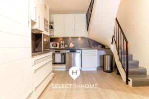 a kitchen with white cabinets and a staircase at SELECT'soHOME - Duplex pour 5 personnes - Résidence avec piscine et parking privé - ROSES-41 in Bormes-les-Mimosas