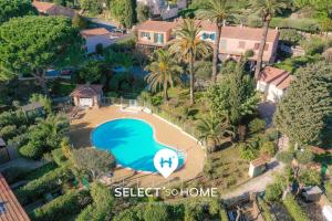 an aerial view of a house with a swimming pool at SELECT'soHOME - Duplex pour 5 personnes - Résidence avec piscine et parking privé - ROSES-41 in Bormes-les-Mimosas