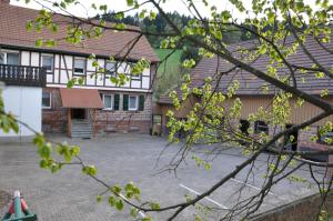 an empty courtyard in a house with a building at Ferienunterkünfte Zur Mühle in Mossautal