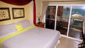 ein Schlafzimmer mit Bett und Blick auf das Meer in der Unterkunft Las Palmas Resort Rocky Point Mexico in Campo del Medio