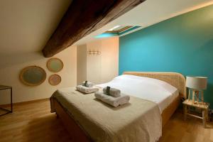 a bedroom with two folded towels on a bed at The Montpellier Escape-Duplex featuring a terraceconditioning in Montpellier