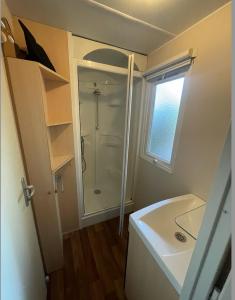 a bathroom with a shower and a sink at Agde MOBIL HOME 3CH-SECTEUR VIP GARDEN VILLAGE CLUB PARC ACQUATIQUE in Le Grau-dʼAgde
