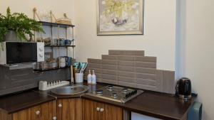 Una cocina o cocineta en Old City Home II with parking