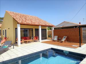 una villa con piscina e una casa di Casa Andorinha 