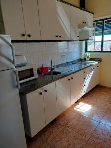 a kitchen with a sink and a microwave at Anaga y La laguna a tus pies in Santa Cruz de Tenerife