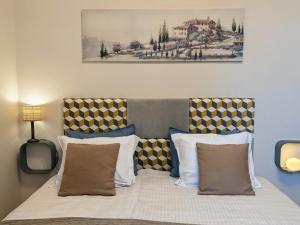 Una cama o camas en una habitación de Old City Home II with parking