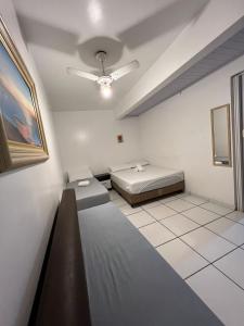 a white room with a bed and a ceiling at Dubai in Balneário Camboriú