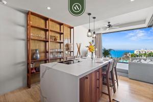 Η κουζίνα ή μικρή κουζίνα στο Luxury Oceanview Condo - Rooftop Pool - Downtown
