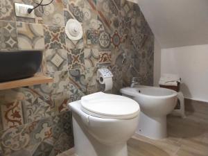 une salle de bain avec toilettes et lavabo dans l'établissement Bed & Breakfast Hostel H24, à Raguse