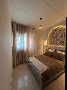 Ένα ή περισσότερα κρεβάτια σε δωμάτιο στο APT-Cinema Pool-Free Parking-Gym-Netflix