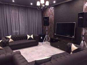 TV a/nebo společenská místnost v ubytování Holiday House Zhankent