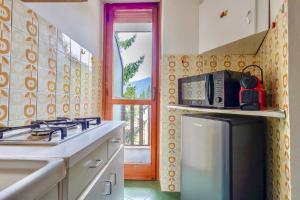 a kitchen with a sink and a refrigerator at Accogliente appartamento a due minuti dal centro in Morena