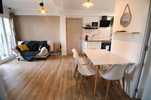 Dapur atau dapur kecil di The Grand Lakeview Retreat