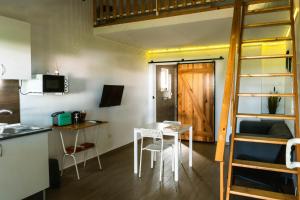 une petite cuisine avec une table et un lit superposé dans l'établissement Casa das Pipas Palmela #6, à Pinhal Novo 15 autres photos