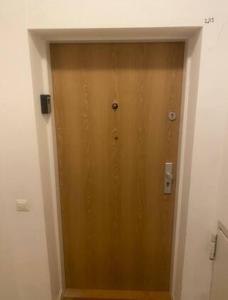 un corridoio con porta in legno in una stanza di Balatoni Panoráma a Tihany
