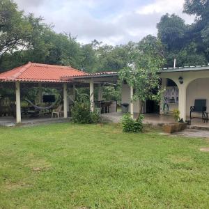 une maison avec un gazebo et une cour dans l'établissement cozy corner with pool minutes away from the beach, à La Paz 57 autres photos