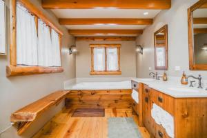 bagno con vasca e 2 lavandini di Monthly or Seasonal Large Petite Lake 44 Lakehouse Retreat with Private Pier and Hot Tub secluded Deep in the Woods a Fox Lake