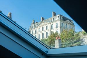 a view of a large building from a window at Le Grenier - Blois hyper centre in Blois
