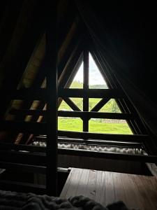 a window in a room with a wooden floor at Chalé Alvorada dos Pássaros in Canelinha