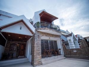 a building with a balcony with a table on it at Cozy-SJ-Family Holidays-Work-BBQ-Tea ceremony-Engagement in Subang Jaya