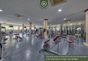 een fitnessruimte met veel loopbanden en machines bij Amazing 2BR Condo in Nuevo Vallarta - Pool - King in Nuevo Nayarit