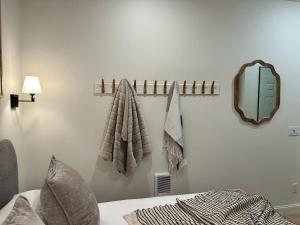 een slaapkamer met een bed met een spiegel en een bed sidx sidx sidx bij Stylish King Suite-FP-Hot Tub-Walk to All In OT in Park City