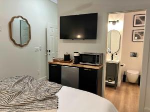 een slaapkamer met een bed en een magnetron op een aanrecht bij Stylish King Suite-FP-Hot Tub-Walk to All In OT in Park City +32 foto's