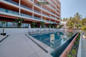 Bazén v ubytování Luxurious 3BR Condo Right Next to the Beach - King nebo v jeho okolí