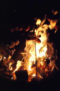 a fire pit with a bunch of food on it at Kaszuby ,Leśny Domek z kominkiem ,balią i Ogniskiem nad jeziorem in Pierszczewko