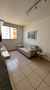 a living room with a couch and a table at Apartmento Valencia in Franca