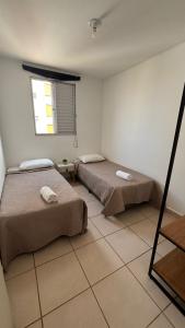 two beds in a room with a window at Apartmento Valencia in Franca