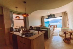 cocina y sala de estar con vistas al océano en Casa Natu Ilhabela Mirante, en Ilhabela